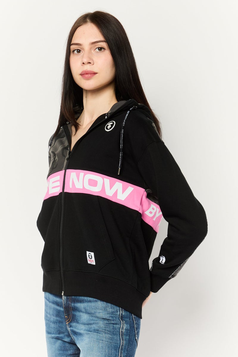 Aape By A Bathing Ape هودي نسائي بطباعة جرافيك بأكمام طويلة، أسود - Image 3