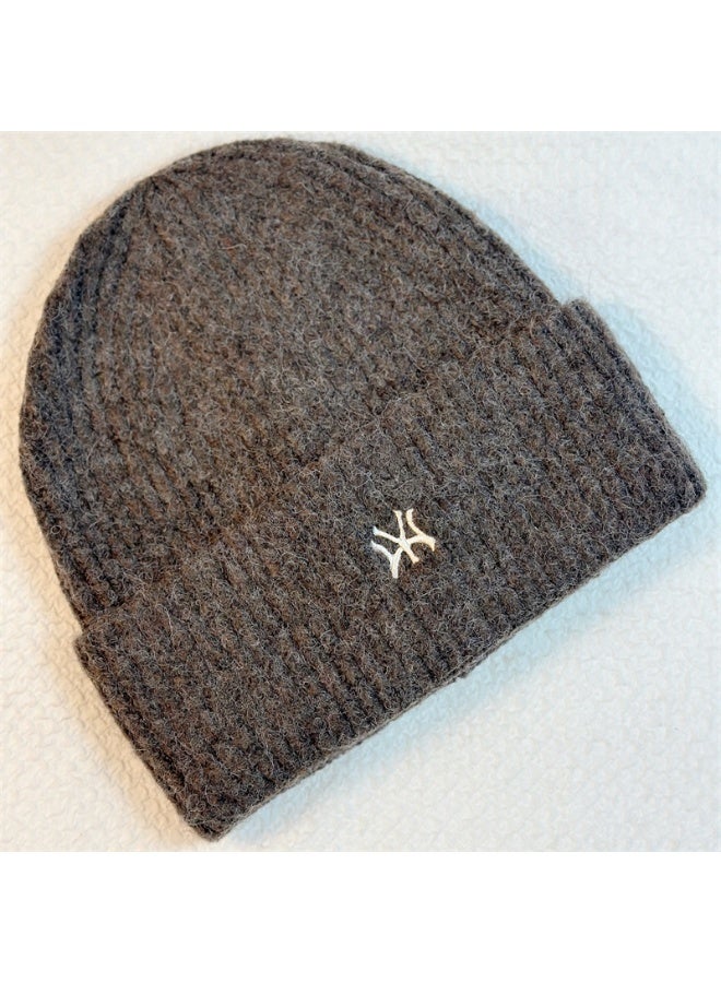 Best-Selling Grey Ribbed Knit Beanie with Gold NY Yankees Logo – Unisex Winter Fashion Essential for Stylish & Cozy Looks