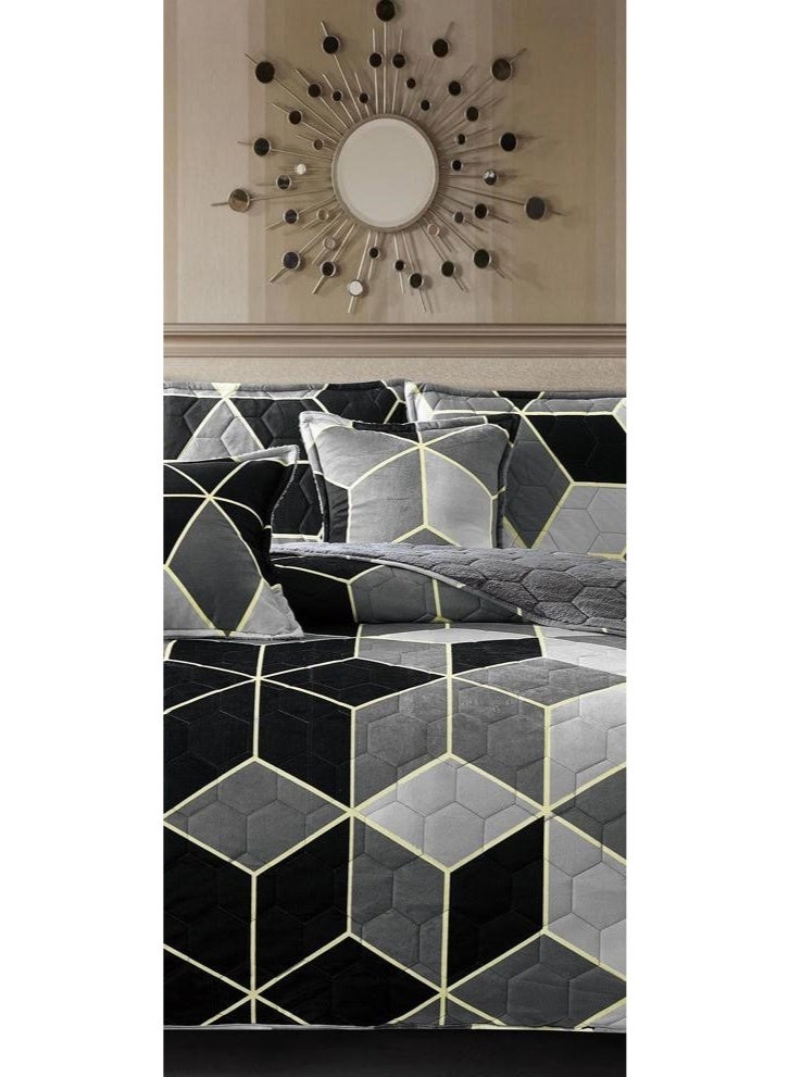 Horse compressed double quilt set made of soft velvet to give you warmth and comfort - Image 3