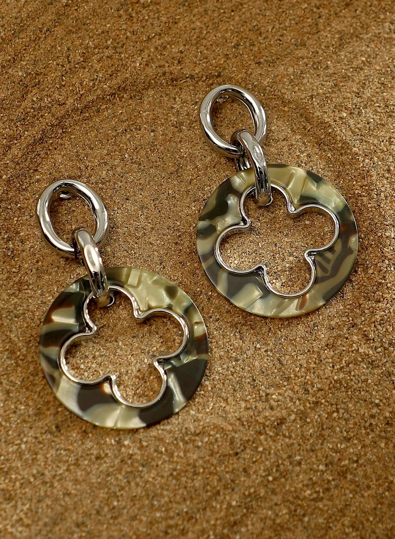 سوهي أقراط متدلية بتصميم البرسيم من سوهي للنساء | لون كروم | مقاس واحد | أكريليك معدني وسبائك | إغلاق بالدفع | أقراط للمناسبات الكاجوال والمسائية