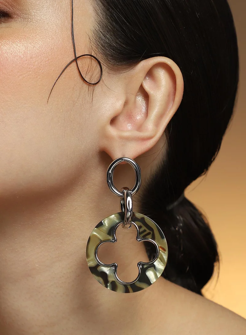 سوهي أقراط متدلية بتصميم البرسيم من سوهي للنساء | لون كروم | مقاس واحد | أكريليك معدني وسبائك | إغلاق بالدفع | أقراط للمناسبات الكاجوال والمسائية