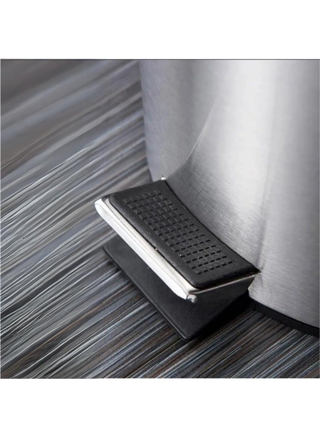 AKC سلة مهملات خطوة من الفولاذ المقاوم للصدأ سعة 30 لتر - تشطيب معدني لامع، دواسة مجوفة، غطاء يغلق برفق، سلة نفايات متينة للحمام، المطبخ، المنزل أو المكتب - فضي - Image 4