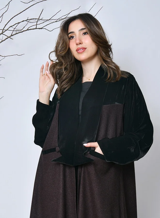 HAWRAA ABAYA Luxurious velvet abaya with brown details – a refined and modern design
