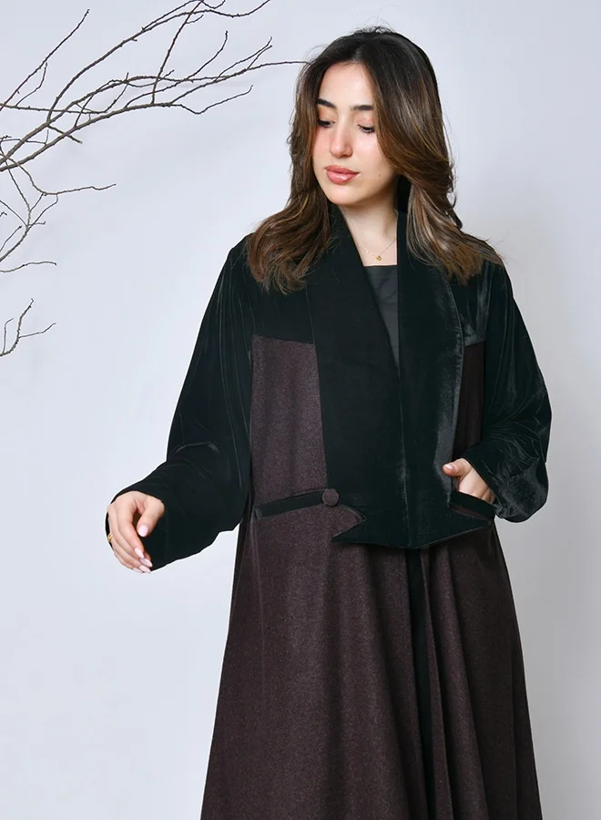 HAWRAA ABAYA Luxurious velvet abaya with brown details – a refined and modern design