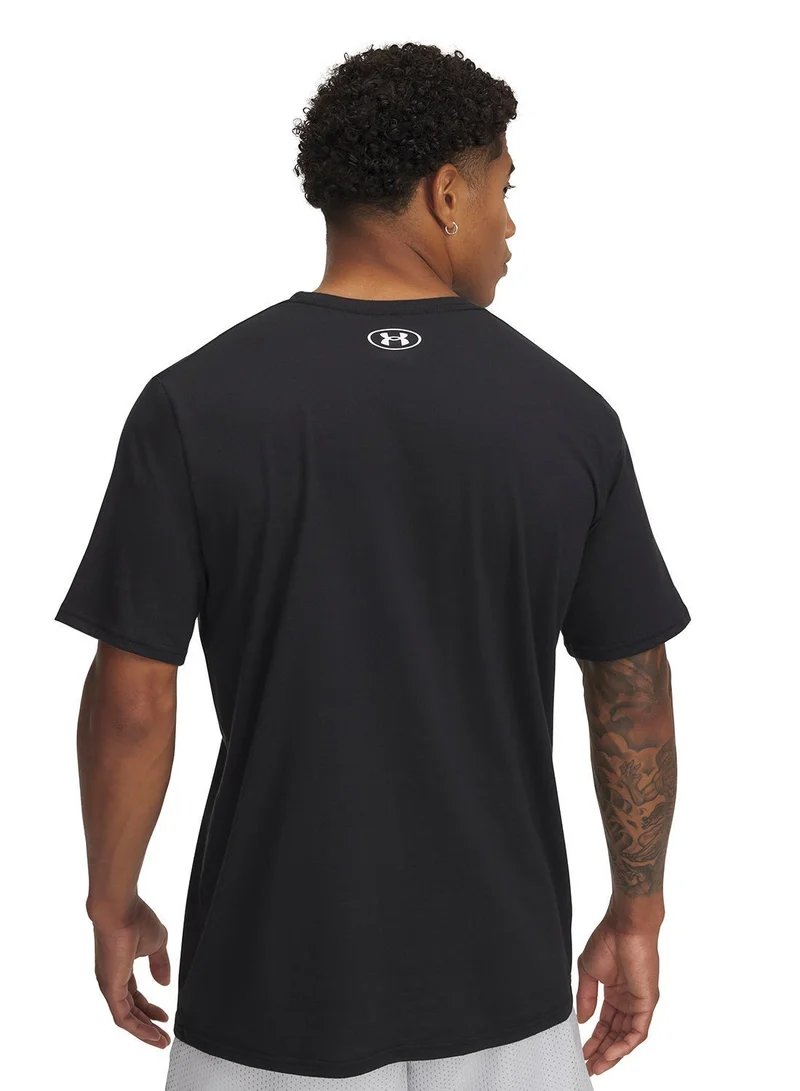 اندر ارمر تيشيرت مخطط بالتمويه على الصدر