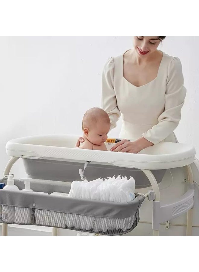 والالا حوض استحمام وطاولة تغيير حفاضات للأطفال 2 في 1، قابل للتعديل والطي، مزود بفرشة مقاومة للماء ورف تخزين وعجلات، وحوض استحمام مزود بميزان حرارة. - Image 2
