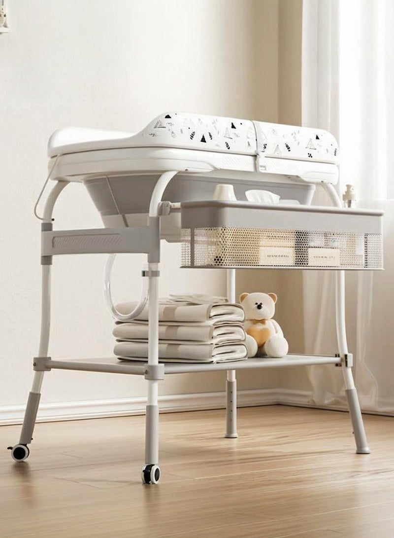 والالا حوض استحمام وطاولة تغيير حفاضات للأطفال 2 في 1، قابل للتعديل والطي، مزود بفرشة مقاومة للماء ورف تخزين وعجلات، وحوض استحمام مزود بميزان حرارة. - Image 1