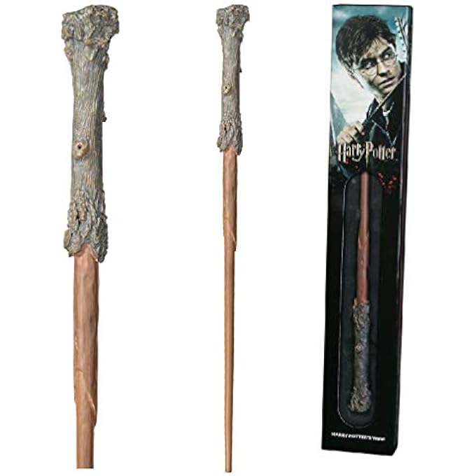 - HARRY POTTER WAND IN A STANDARD WINDOWED BOX - 14IN (35.5CM) WIZARDING WORLD WAND - HARRY POTTER FILM SET MOVIE PROPS WANDS - Image 1