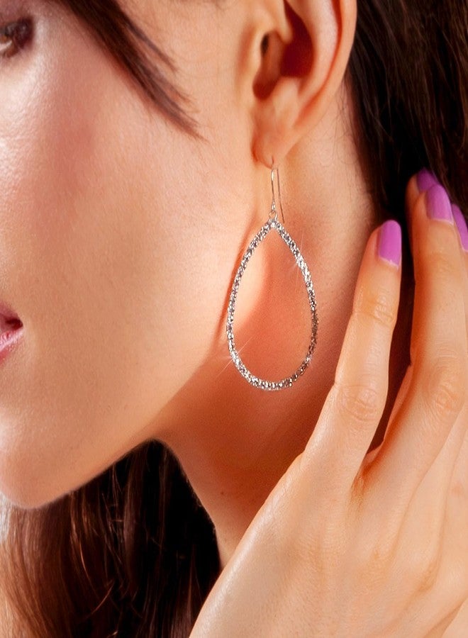 هامبل شيك نيويورك أقراط فضية اللون على شكل دمعة للنساء - أقراط فضية لامعة متدلية، مرصعة بأحجار الراين، وأقراط طويلة متدلية من الزركونيا المكعبة على شكل دمعة، مثالية لحضور حفلات الزفاف، ووصيفات العروس، وحفلات التخرج، وأقراط متدلية من الزركونيا المكعبة على شكل دمعة. - Image 5