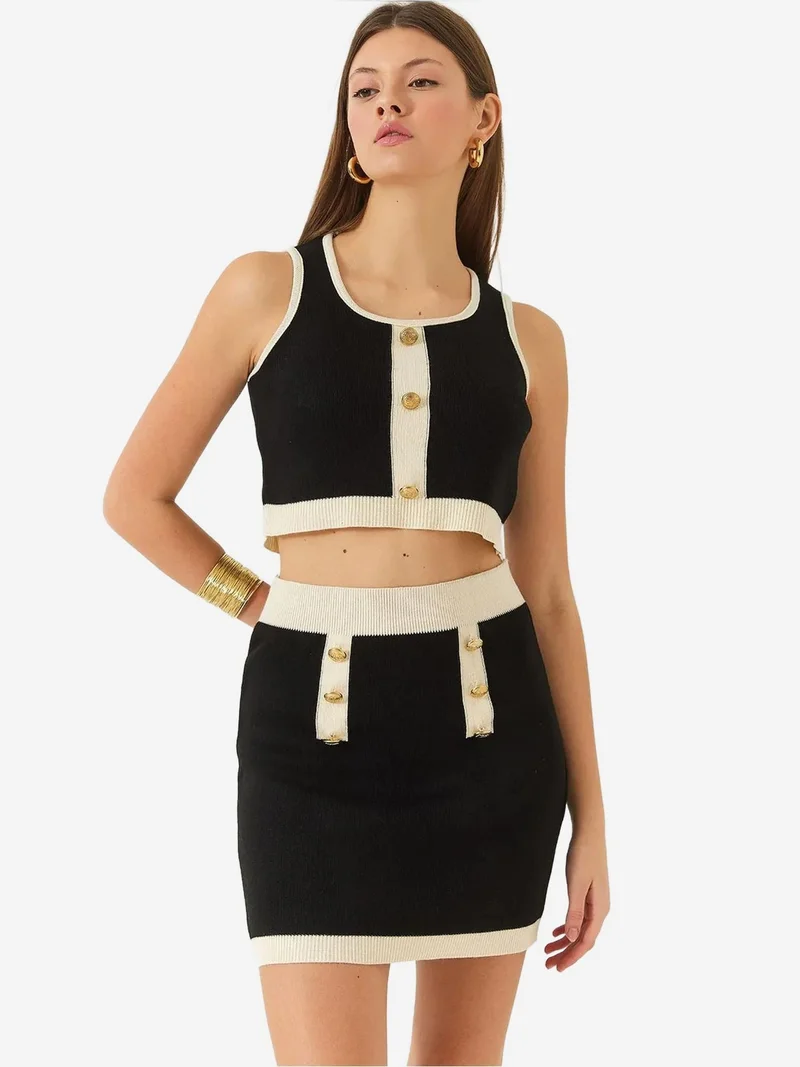 LUCCI Fitted Sleeveless Crepe Blouse with Button Detail