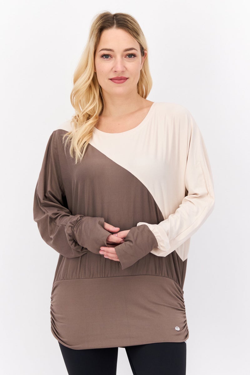 Tahari تي شيرت رياضي نسائي طويل الأكمام بتصميم ثنائي اللون من تاهاري، بني - Image 1