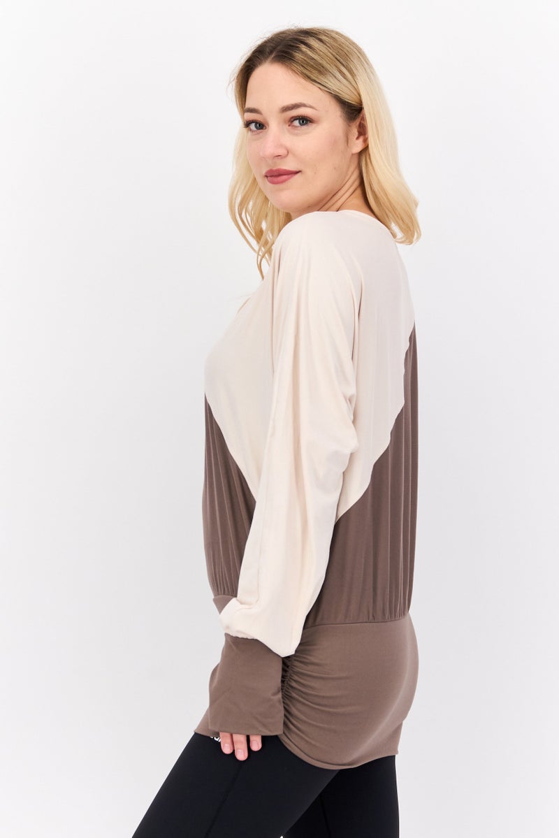 Tahari تي شيرت رياضي نسائي طويل الأكمام بتصميم ثنائي اللون من تاهاري، بني - Image 2