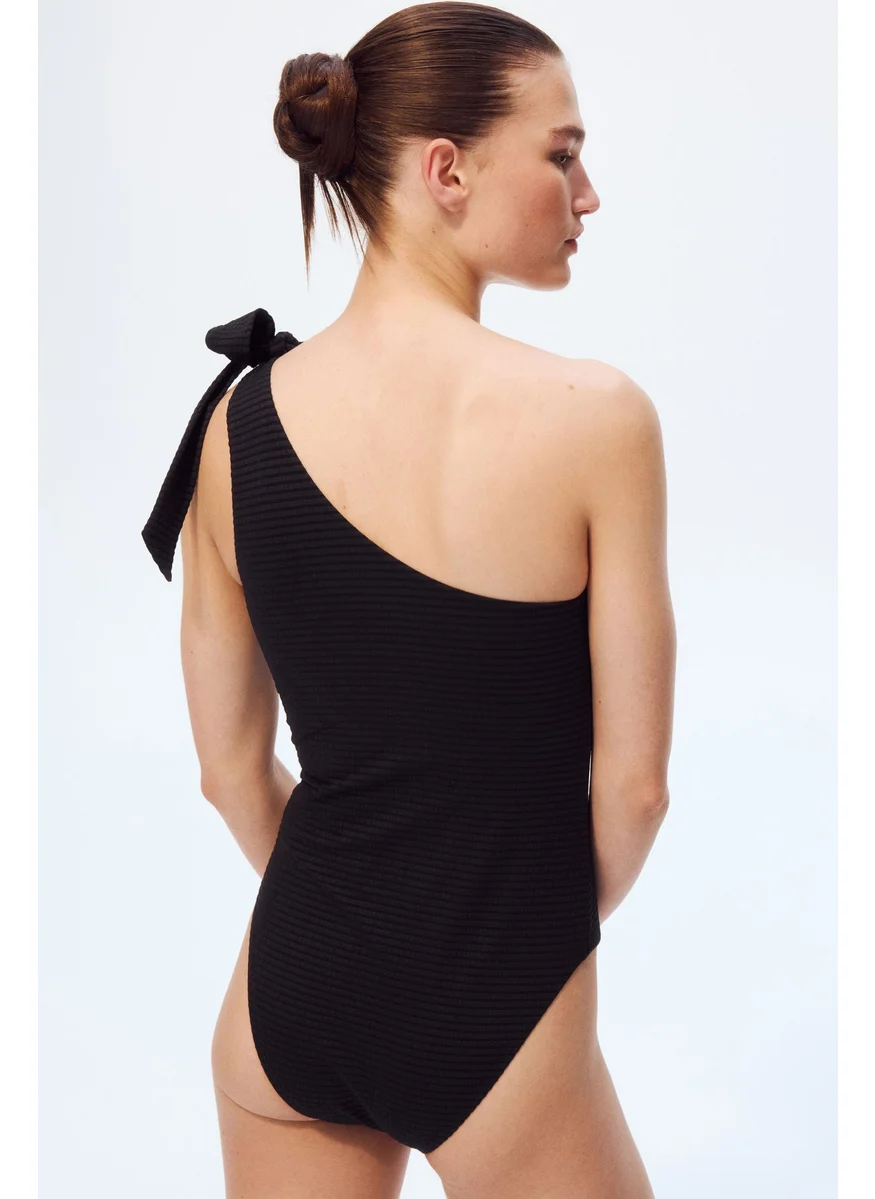 اتش اند ام Padded-Cup One-Shoulder Swimsuit