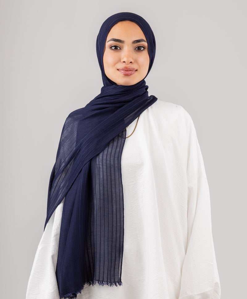 طرحة كتان أنيقة باللون الأزرق البحري