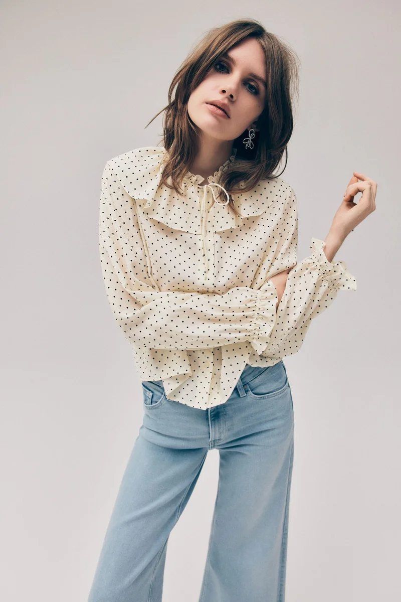 اتش اند ام بلوزة مزينة بحواف مكشكشة