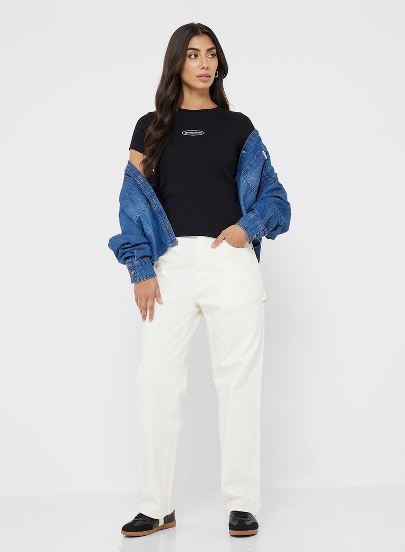 جس تي شيرت بقصة ضيقة وتفاصيل شعار مطرز - Image 4