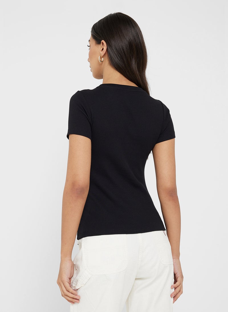 جس تي شيرت بقصة ضيقة وتفاصيل شعار مطرز - Image 2