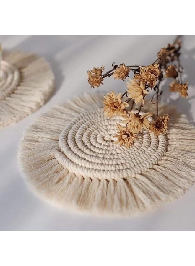 HMK CRAFTS مجموعة قواعد أكواب من المكرمية مصنوعة يدويًا بحبل من القطن الطبيعي بتصميم حلزوني دائري مع شراشيب بقطر 18 سم، ديكور منزلي بوهو، أبيض كريمي - Image 2