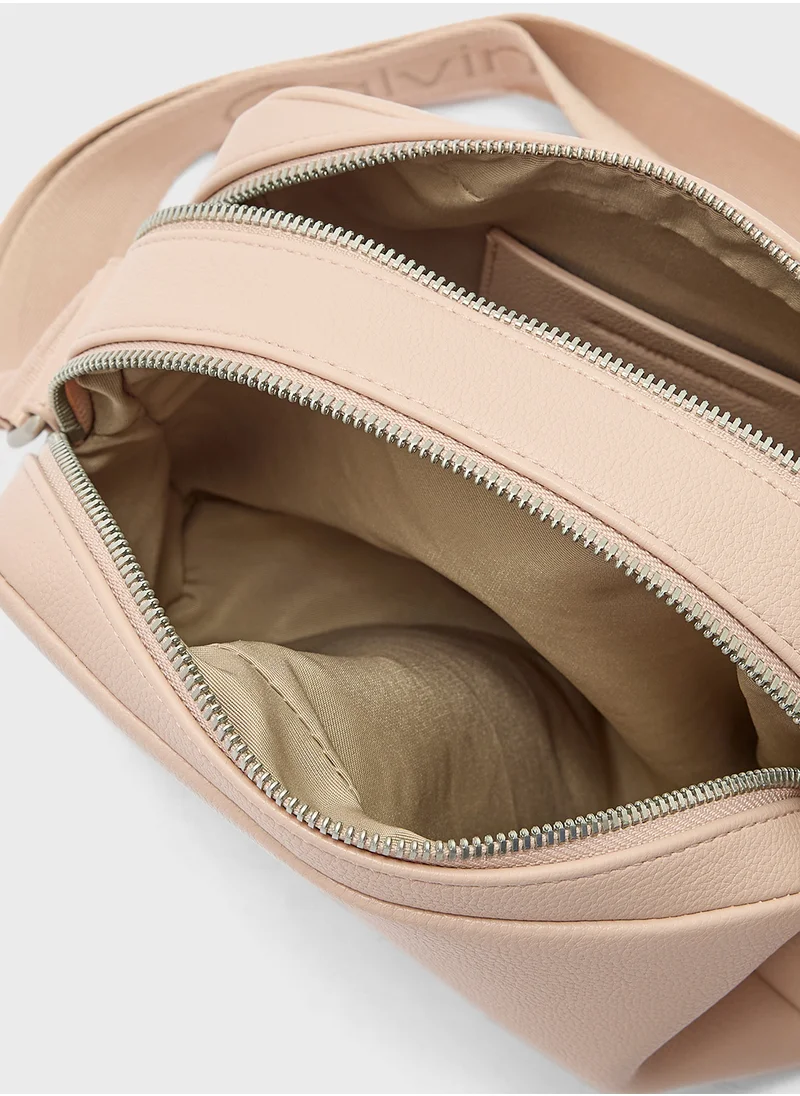 كالفن كلاين جينز Ultralight Deatial Crossbody