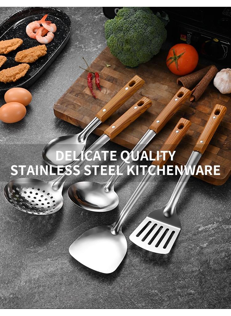 Bluejw أدوات مطبخ متعددة الوظائف من الفولاذ المقاوم للصدأ 5 قطع تشمل مجرفة، ملعقة حساء، ملعقة تقليب، مصفاة، ملعقة أرز بمقبض خشبي هدية للطهي - Image 4