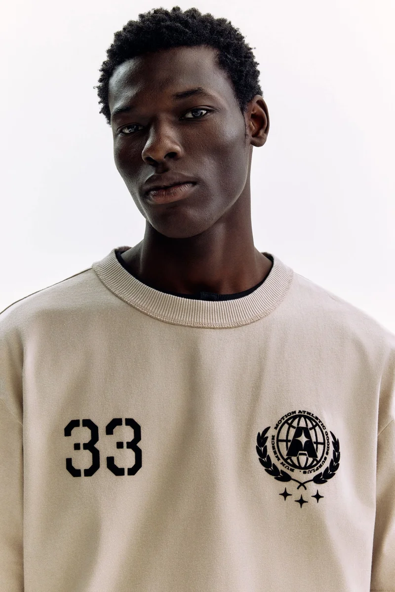 اتش اند ام تي-شيرت بقصة فضفاضة بطبعة مميزة