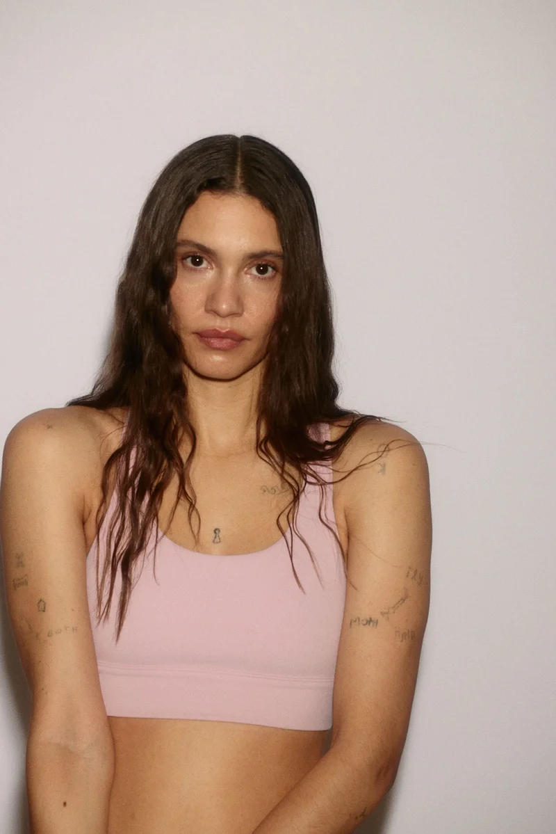 اتش اند ام حمالة صدر رياضية بدعم متوسط من نسيج سوفت موف™