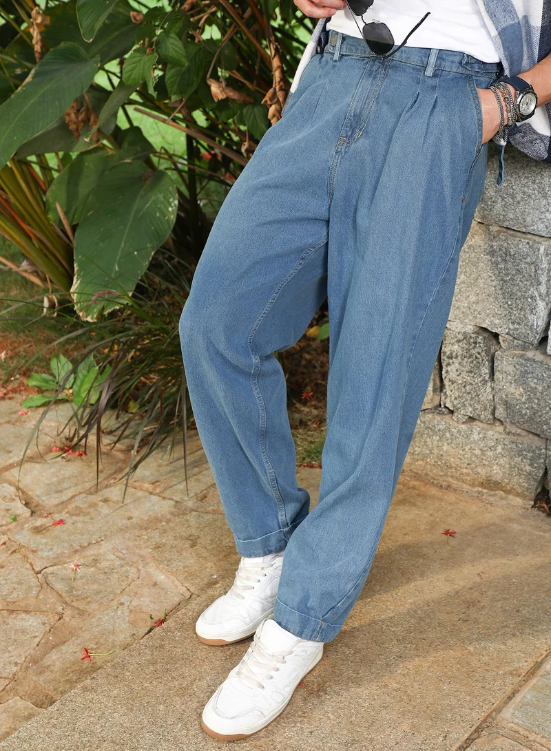 كامبوس سوترا Campus Sutra Men's Indigo Blue Mid-Wash Pleated Denim Jeans For Casual Wear | Mid-Rise | Straight-Fit Fit | Button Closure | Denim Jeans Crafted With Comfort Fit For Everyday Wear