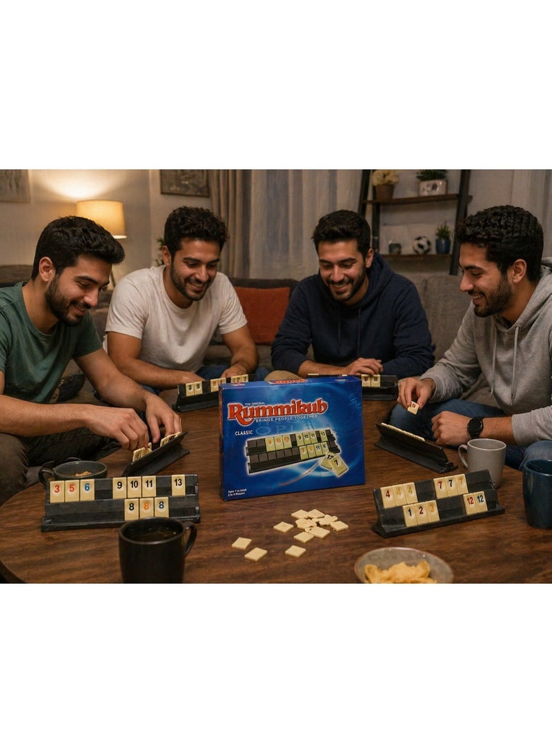 راميكوب لعبة روميكوب كلاسيك كبيرة الحجم – لعبة أرقام واستراتيجية عائلية لتحدي الذكاء والتركيز – لوح لعب مع 106 بلاطات و4 حوامل  – لعبة جماعية من 2 إلى 4 لاعبين – مقاس 40×27 سم - Image 2