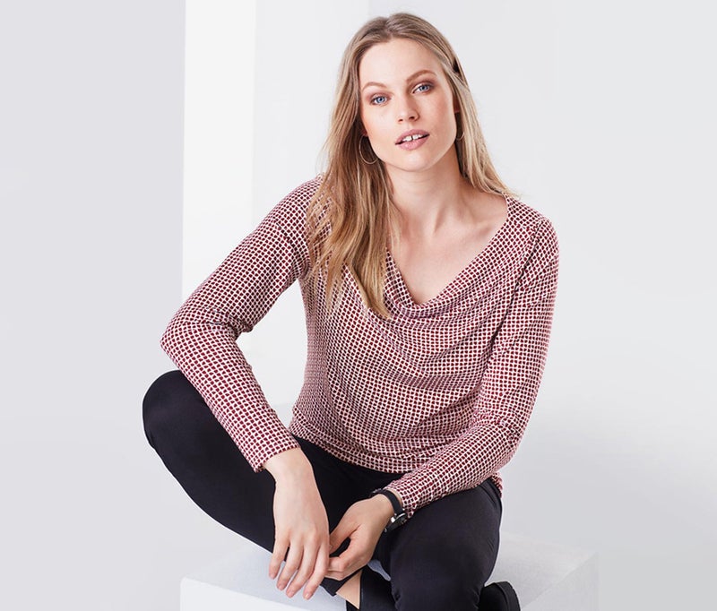 Tchibo بلوزة نسائية بأكمام طويلة وطباعة شاملة مع ياقة دائرية، حمراء - Image 1