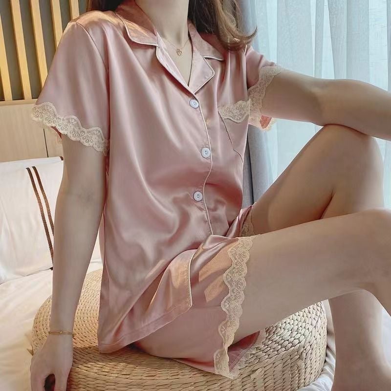 طقم بيجامة نسائي من الحرير الجليدي بأكمام قصيرة وشورت - Image 1