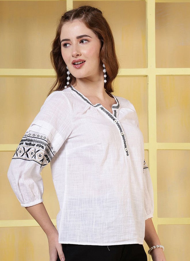 Rue Collection بلوزة قطنية بيضاء مزينة بنقوش عرقية للنساء - Image 3