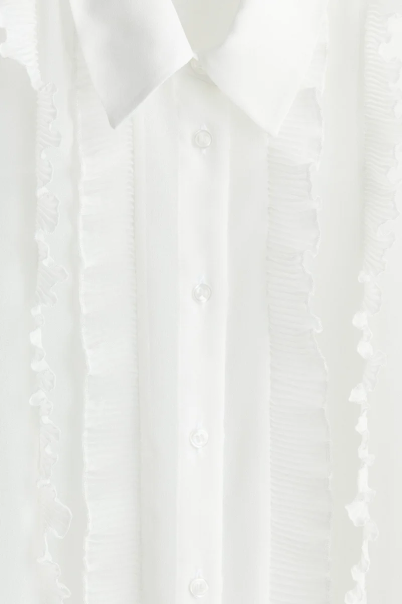 اتش اند ام بلوزة مزينة بحواف مكشكشة