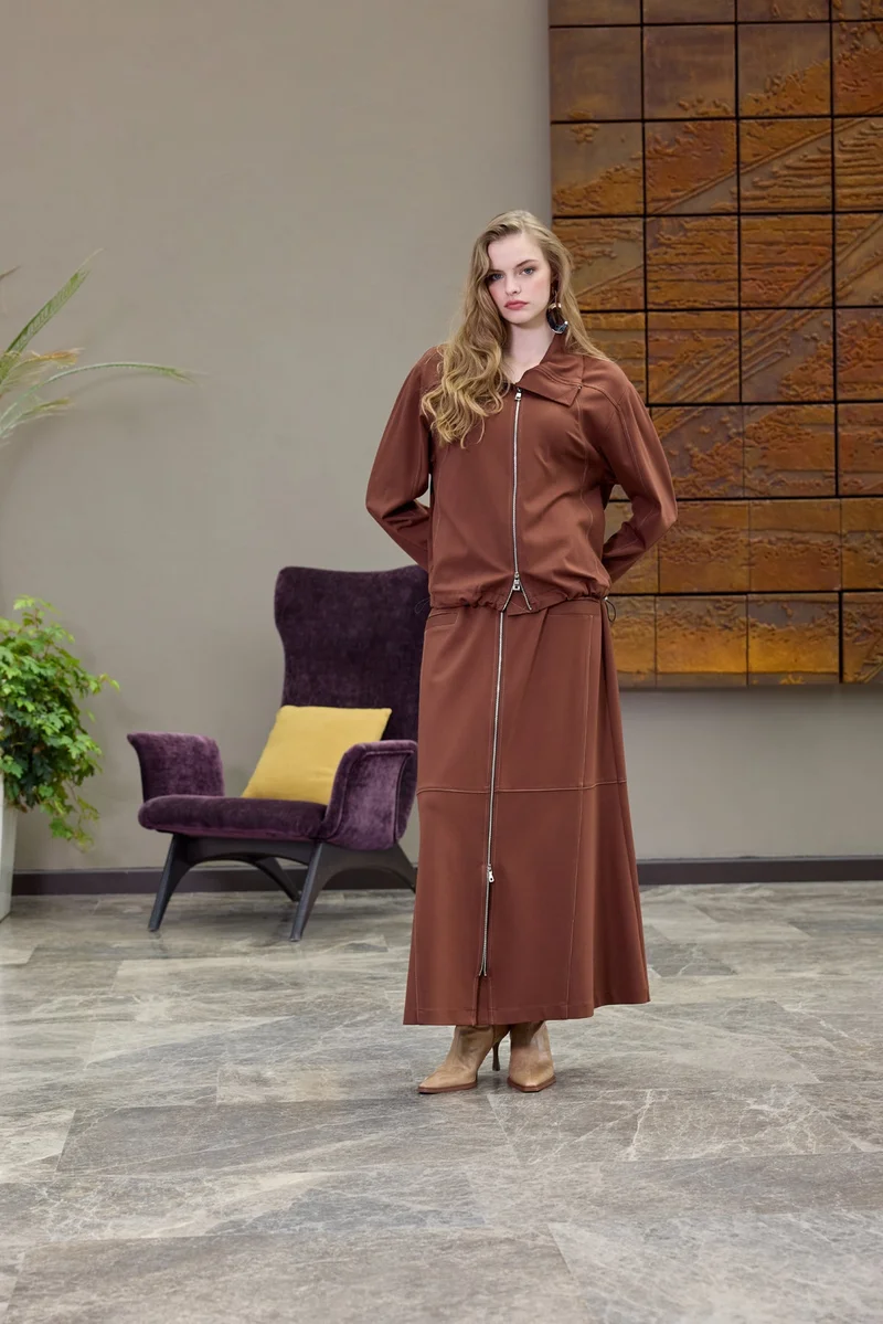 ميس ونس الإمارات طقم تنورة ماكسي بتصميم منظم وسحّاب أمامي – قرفة**