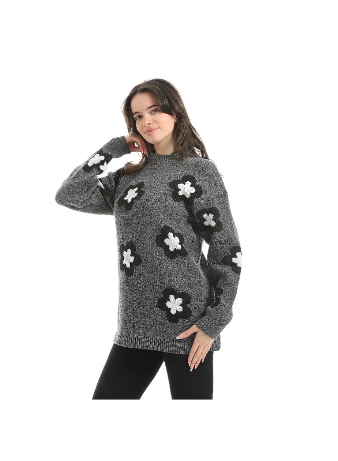 سيزار بلوفر صوف حريمي برقبة دائرية ومزود بنقش وردات - Image 2