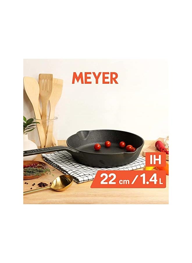 MEYER مقلاة من الحديد الزهر متبلة مسبقاً مقاس 22 سم | تجهيزات المطابخ المصنوعة من الحديد الزهر للاستخدام الداخلي والخارجي | مقلاة حديد زهر 8.5 بوصة (أسود)  - Image 2