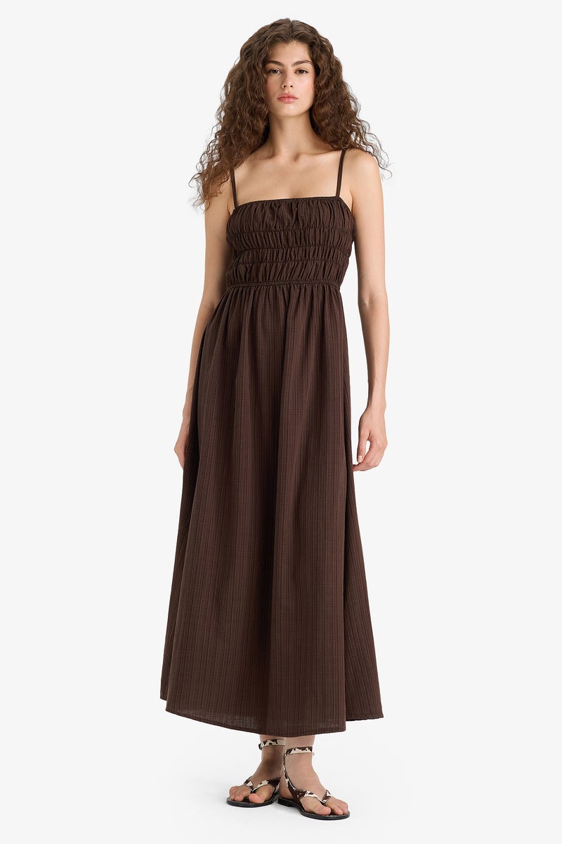 ديفاكتو فستان نسائي منسوج بأكمام قصيرة بدون حمالات ومناسب للارتداء في الأماكن الضيقة - Image 2