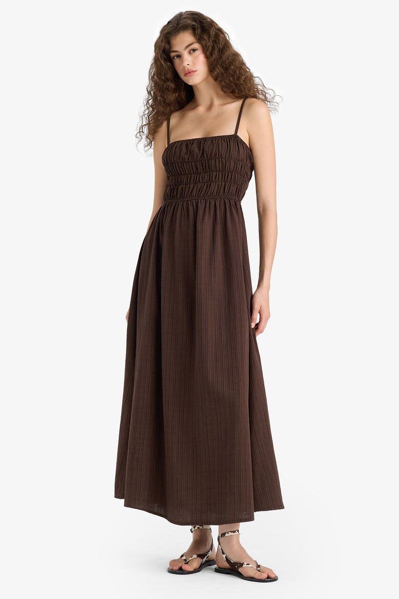 ديفاكتو فستان نسائي منسوج بأكمام قصيرة بدون حمالات ومناسب للارتداء في الأماكن الضيقة - Image 1