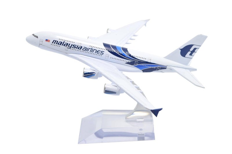 AmigozZ Kid Diecast Aeroplane Scale Model Only For Display, Size -16 Cm (Malaysia Airlines), Multicolor - Image 1