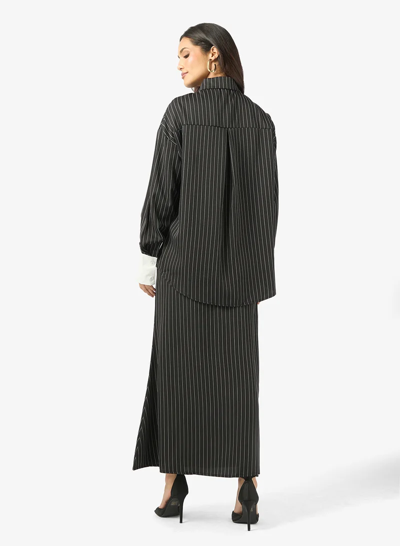 خزانة طقم بلوزة وتنورة مخططة