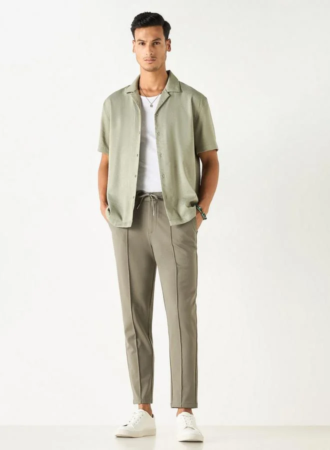 ايكونيك قميص بارز الملمس بقصة مريحة وياقة كامب وأكمام قصيرة من أيكونيك