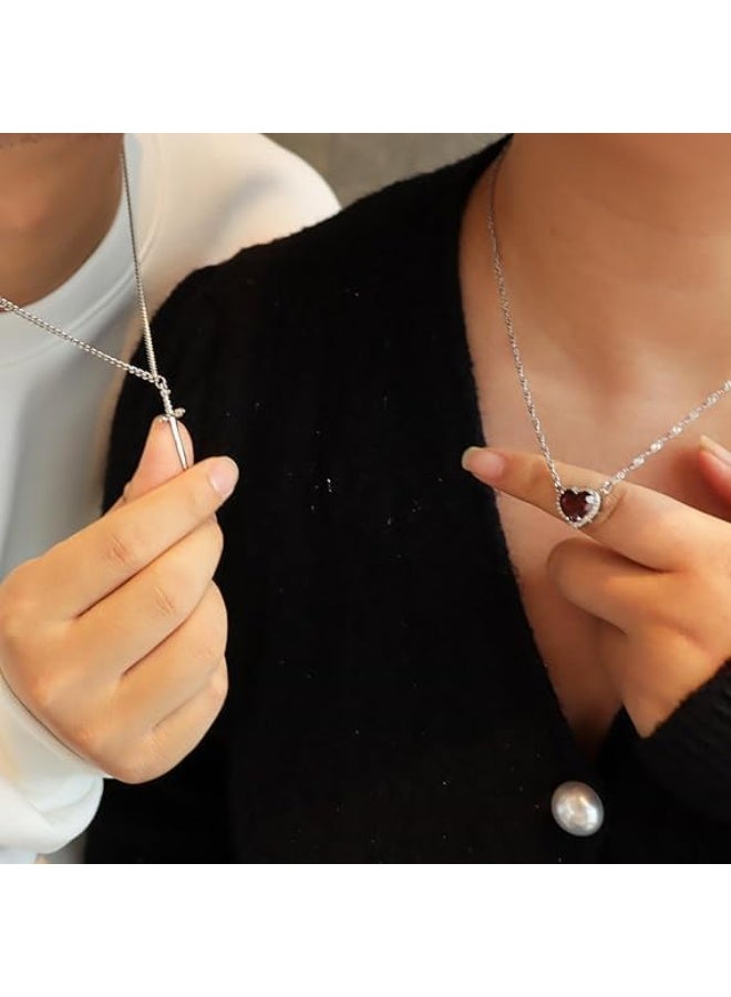 فيروز جوليري قلادة كابلز بتصميم قلب وسيف من الستانلس ستيل عالي الجودة تجمع بين رمزية الحب والقوة في قطعة أنيقة وفريدة، ، مثالية للأزواج والعشاق،من فيروز جوليري. - Image 3