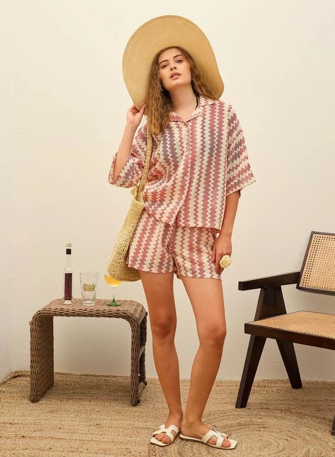 ساسافراس بلوزة واسعة بطبعة شيفرون وأكمام قصيرة