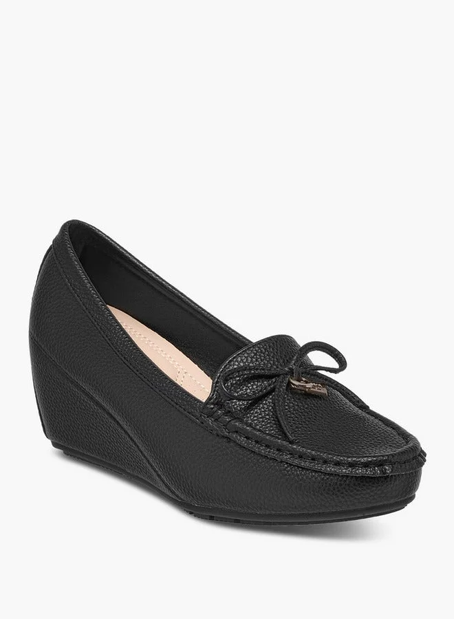 فلورا بيلا من شو إكسبرس أحذية ويدج نسائية بطبعة شعار الماركة مع تفاصيل فيونكة وراحة فائقة