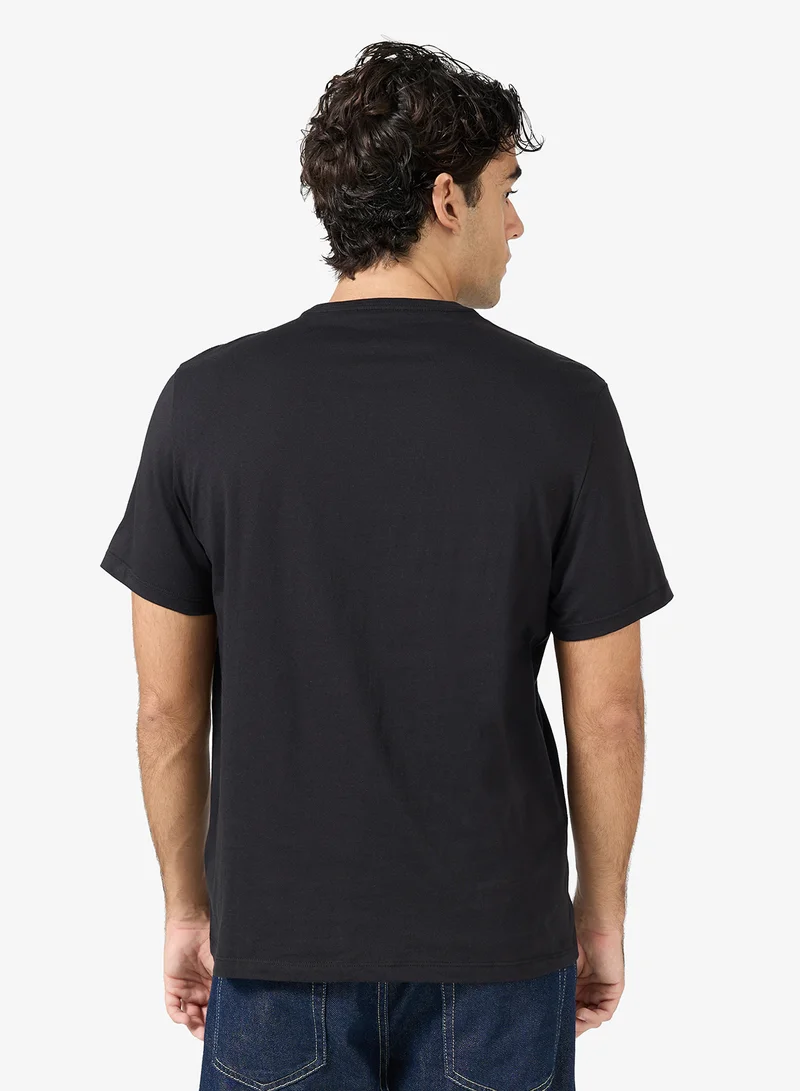 كالفن كلاين جينز تيشيرت بقصة عادية بطبعة جرافيك