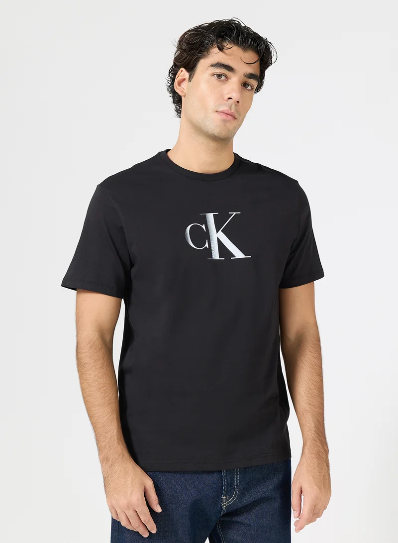 كالفن كلاين جينز تيشيرت بقصة عادية بطبعة جرافيك