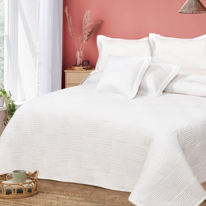 HANDMADE BAMBOO SILK KING SIZE BEDCOVER WITH 2 STANDARD PILLOWCOVER AND 2 CUSHION COVER RIPPED CHECKS DESIGN QUILT IN WHITE BEDSPREAD FOR KING SIZE BED WHITE KING 96X106 INCH