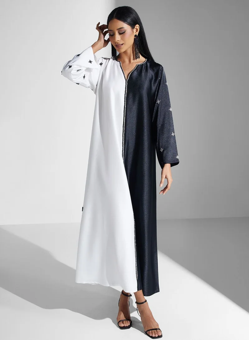 Meem by Mariyah Contrast Detail Abaya