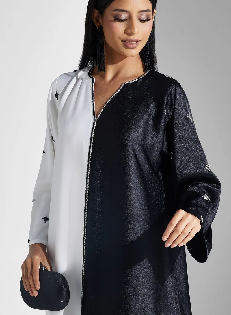 Meem by Mariyah Contrast Detail Abaya