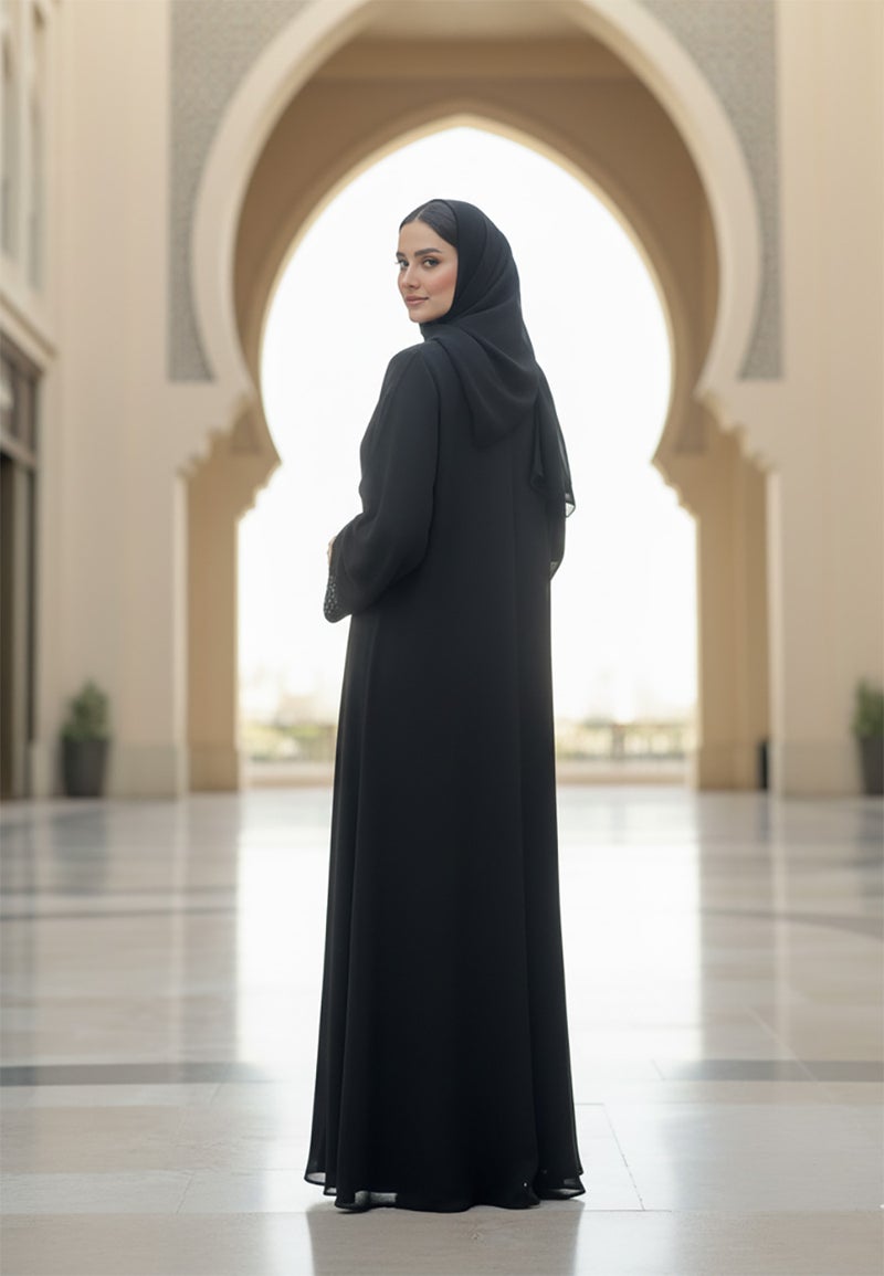 النخبة عباية سوداء كلاسيكية بتطريز مقصوص بنفس اللون من قماش ندا - ٨٠٢ - Image 3