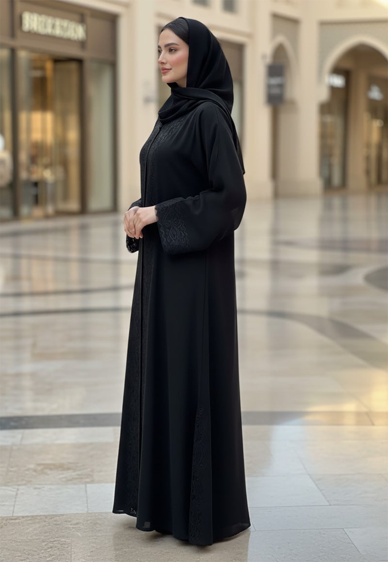 النخبة عباية سوداء كلاسيكية بتطريز مقصوص بنفس اللون من قماش ندا - ٨٠٢ - Image 4